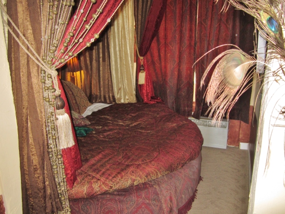 A round bed is featured at "The Sultan's Playpen" chambre.
